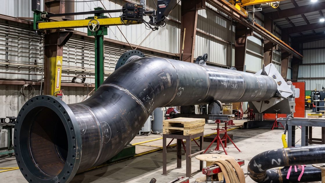 Tubo de aço carbono de grande diâmetro com curva, pronto para montagem