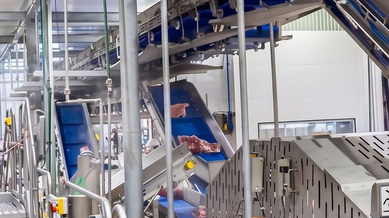 Linha de produção de alimentos com tubulação e estruturas em aço inox