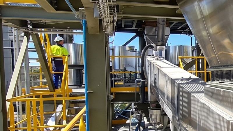 Estrutura industrial com passarelas, escadas e suportes de tubulação